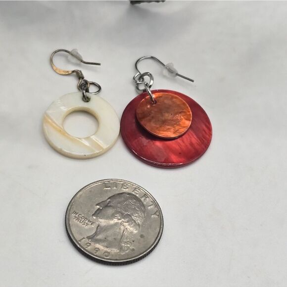 "5/$25" Pair of Mismatched Silvertone Round Shell Dangle Earrings - Picture 4 of 5